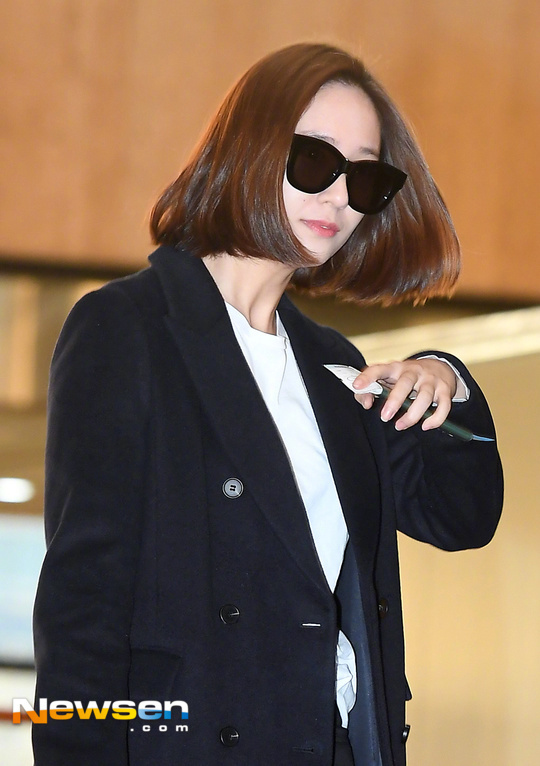 韩国美女明星郑秀晶Krystal短发造型机场街拍照 4