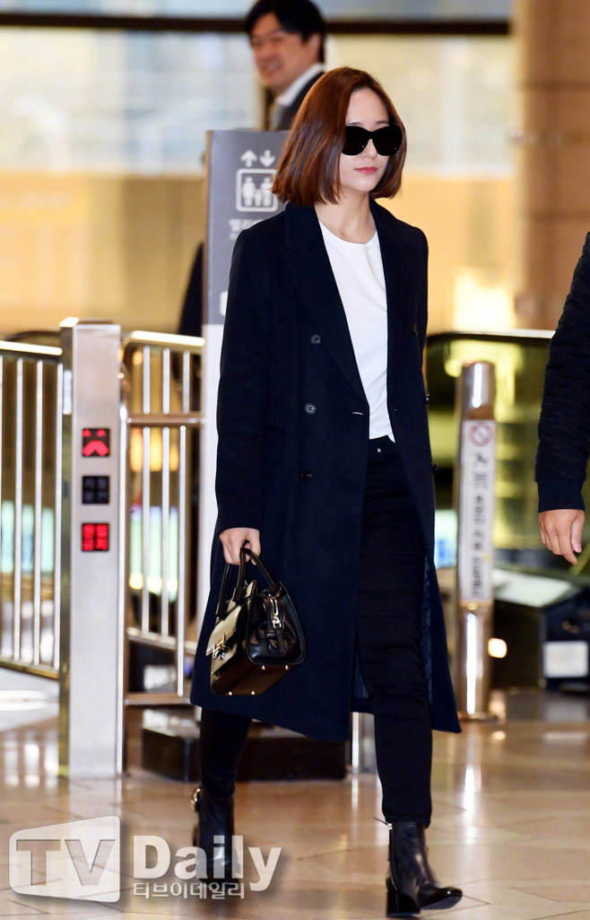 韩国美女明星郑秀晶Krystal短发造型机场街拍照 6
