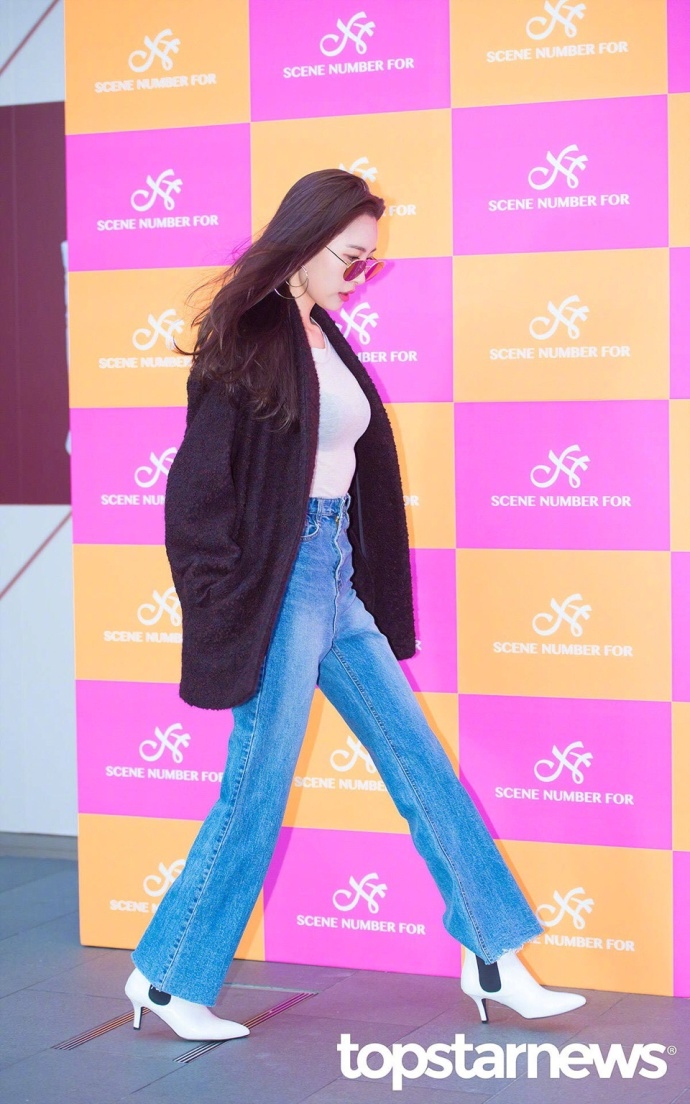 韩国美女明星宣美出席首尔江南区举行的某品牌 2