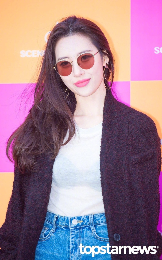 韩国美女明星宣美出席首尔江南区举行的某品牌 4