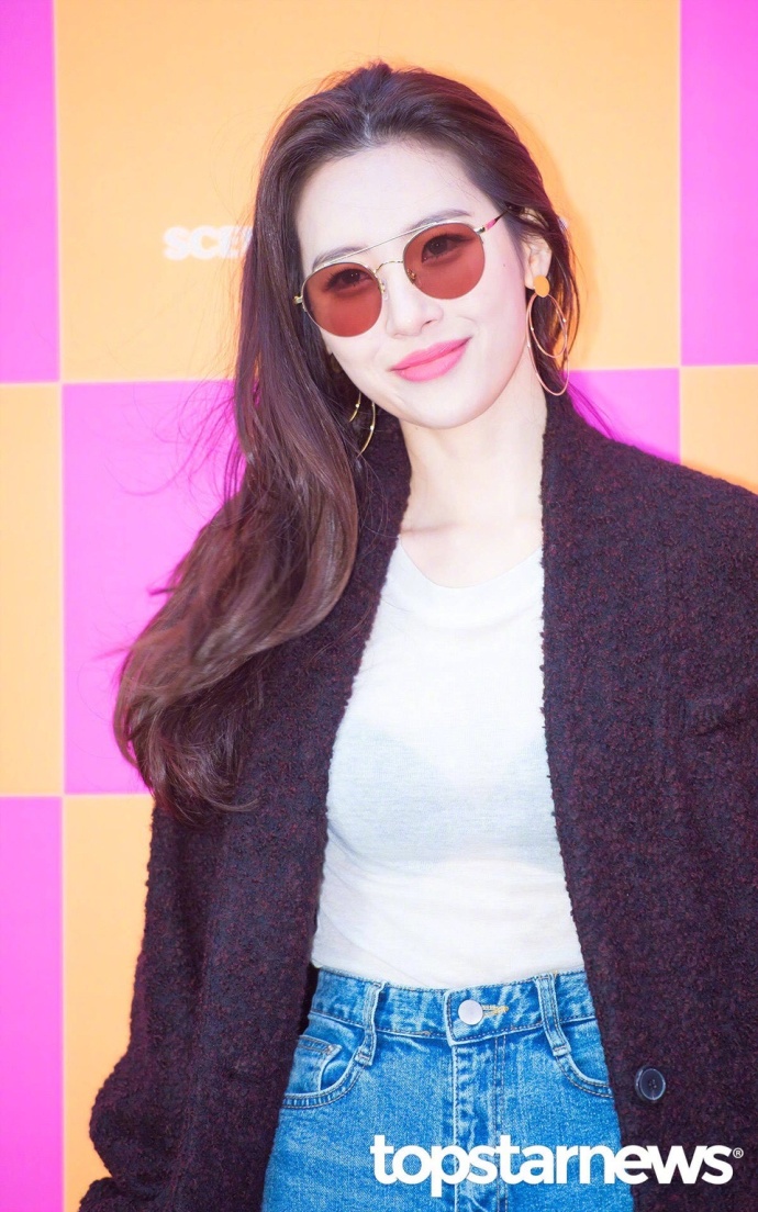韩国美女明星宣美出席首尔江南区举行的某品牌 7