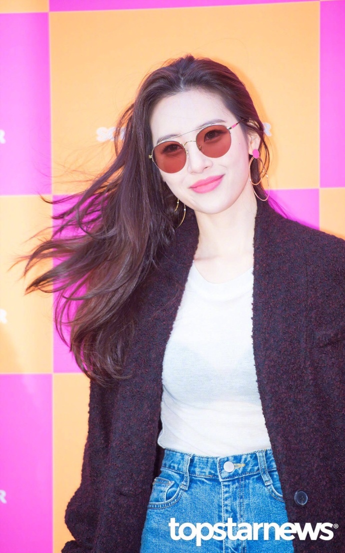 韩国美女明星宣美出席首尔江南区举行的某品牌 9