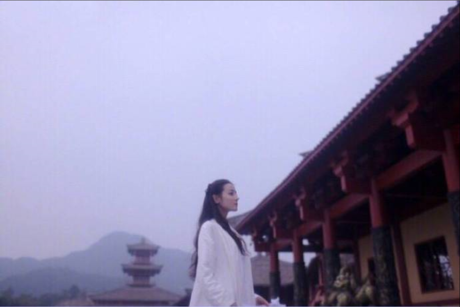 新疆美女明星迪丽热巴白色素衣古装写真 3
