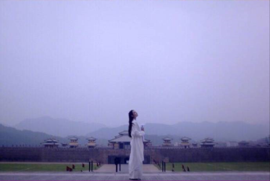 新疆美女明星迪丽热巴白色素衣古装写真 4