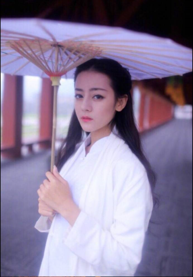 新疆美女明星迪丽热巴白色素衣古装写真