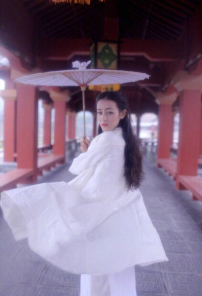 新疆美女明星迪丽热巴白色素衣古装写真 8