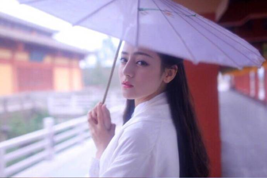 新疆美女明星迪丽热巴白色素衣古装写真 9