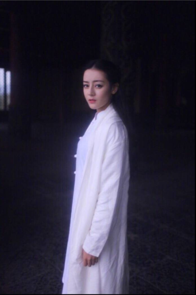 新疆美女明星迪丽热巴白色素衣古装写真 16