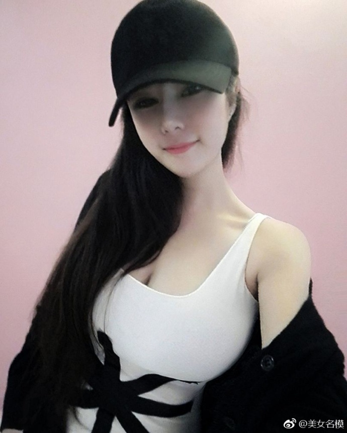 童话中的芭比娃娃自拍照展现傲人事业线图片