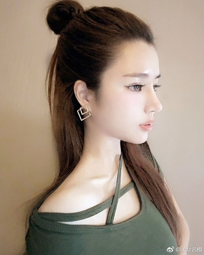 童话中的芭比娃娃自拍照展现傲人事业线图片 4
