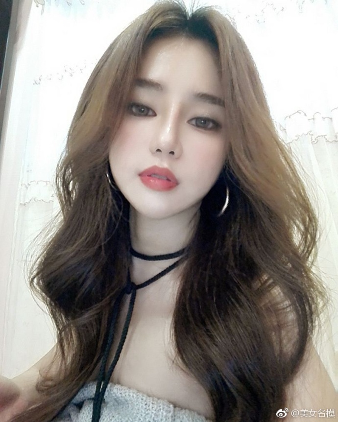 童话中的芭比娃娃自拍照展现傲人事业线图片 5