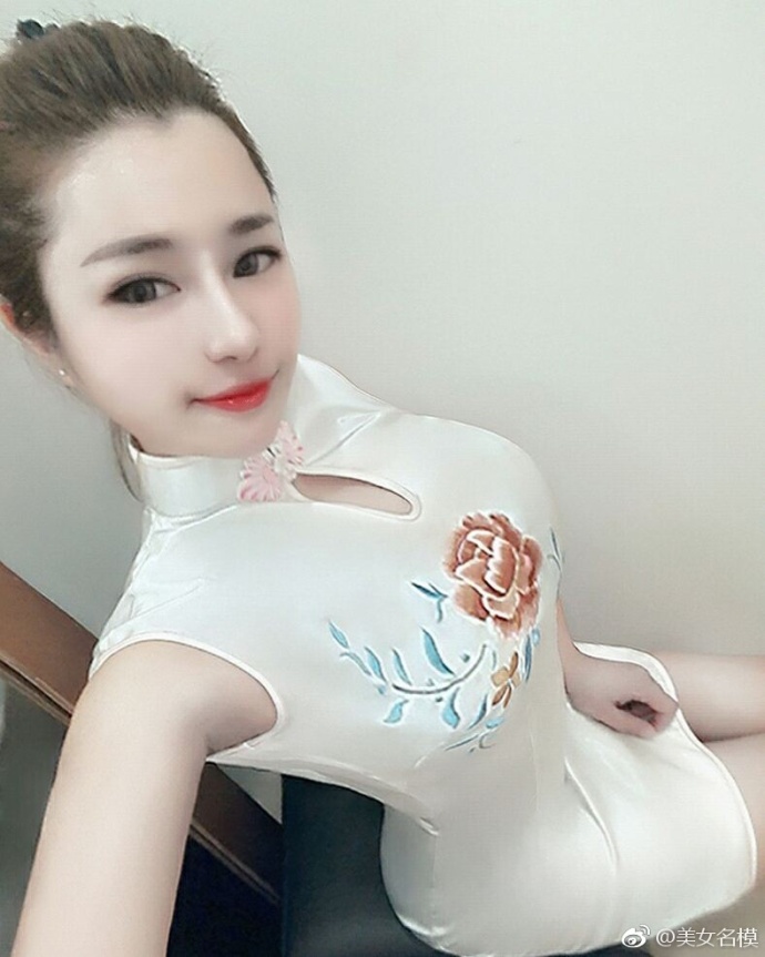 童话中的芭比娃娃自拍照展现傲人事业线图片 7