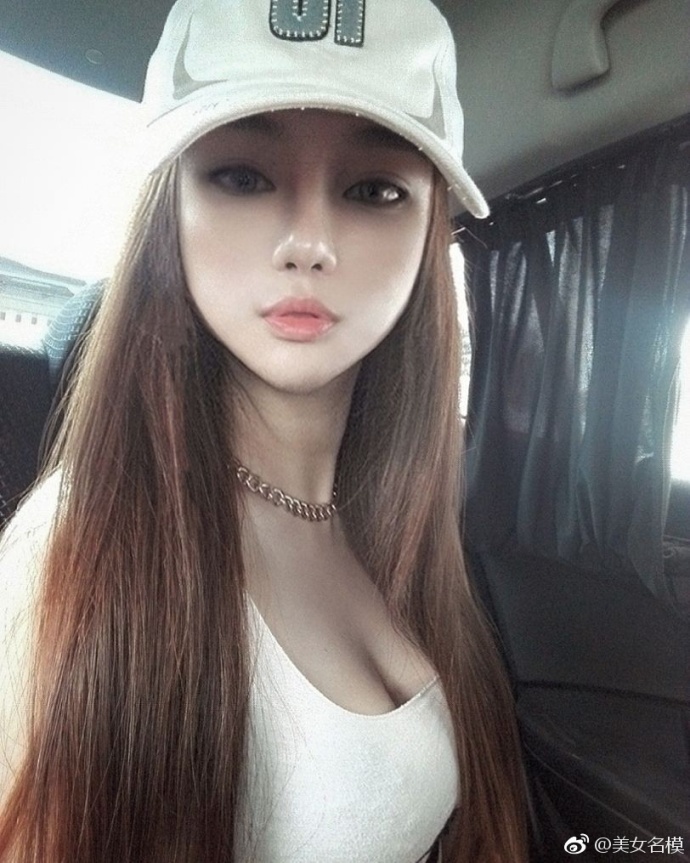 童话中的芭比娃娃自拍照展现傲人事业线图片 9
