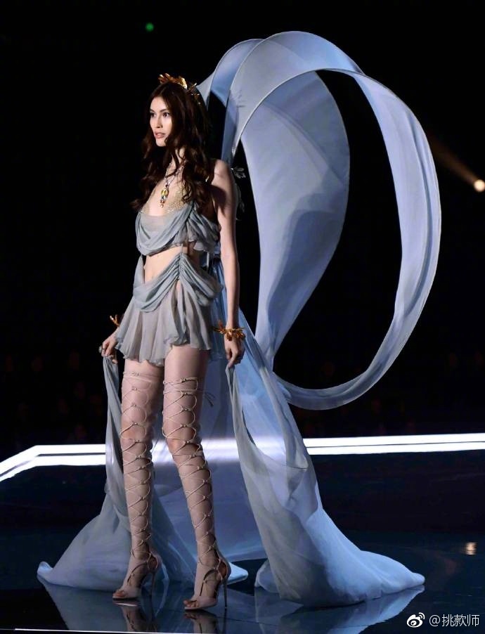 国际超模何穗forVSFashion Show 维多利亚秘密秀2017这