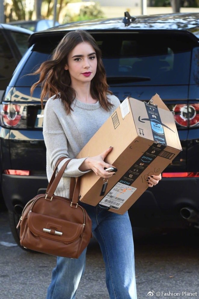 欧美美女明星Lily Collins贝弗利山FedEx寄快递都这么