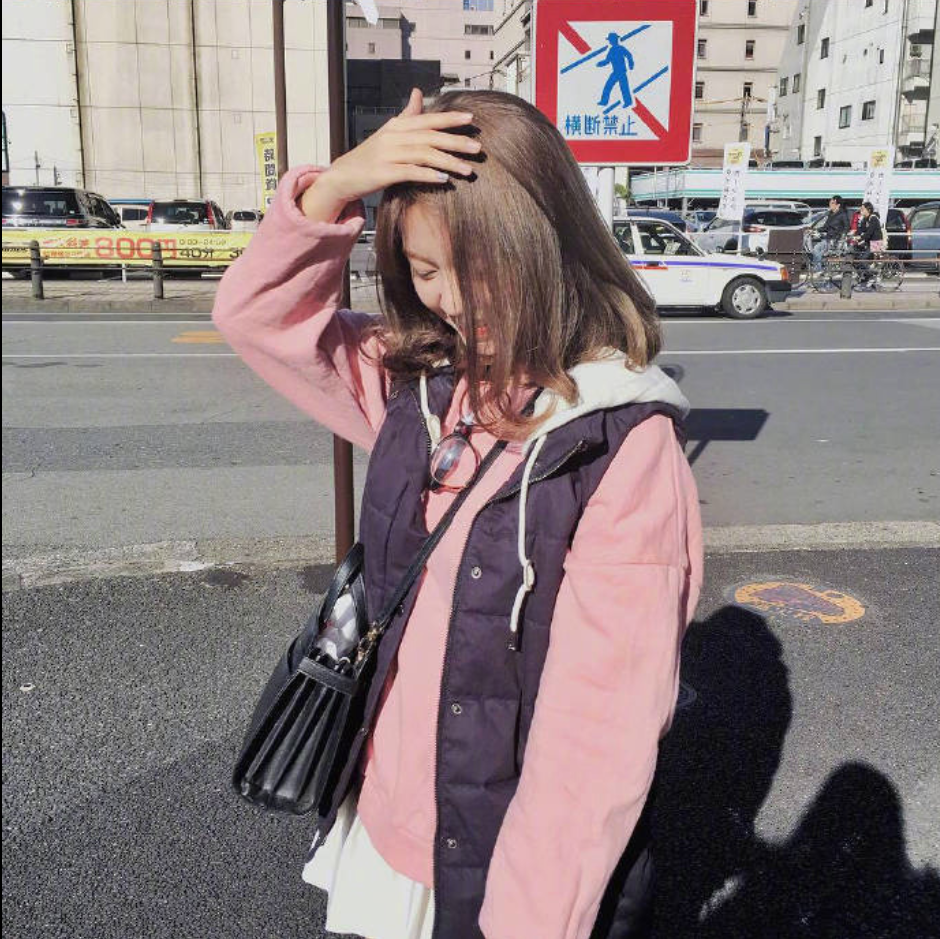 齐肩发的女孩日常自拍照
