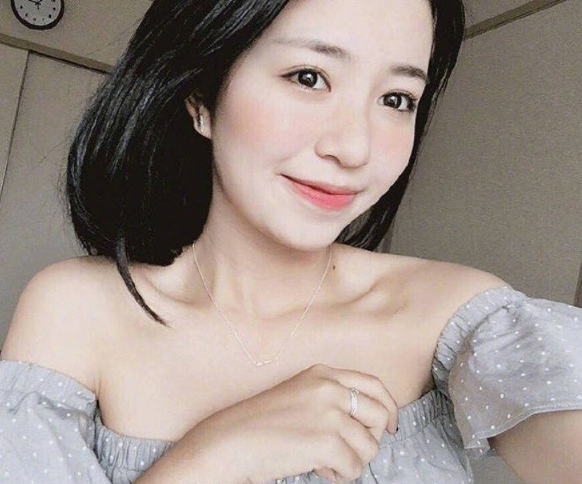 齐肩发的女孩日常自拍照