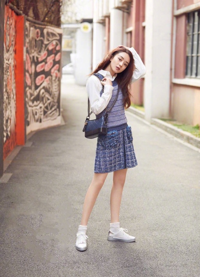 河北美女明星赵丽颖时尚街拍清新活泼又凸显少 2