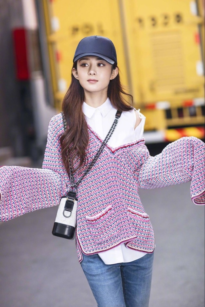 河北美女明星赵丽颖时尚街拍清新活泼又凸显少 4