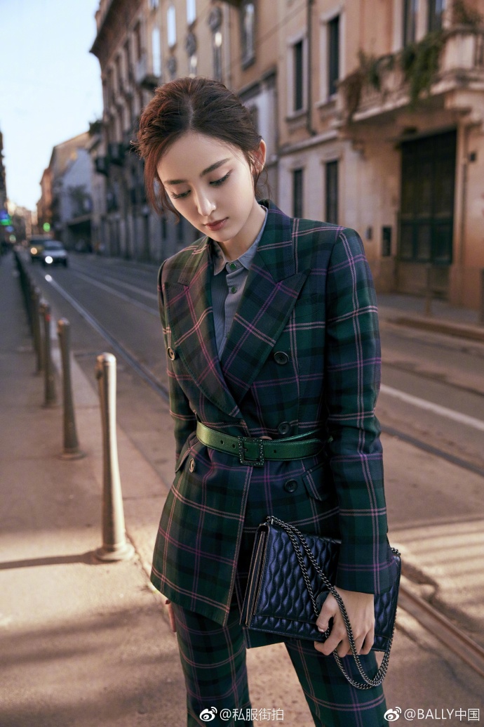 上海美女明星唐嫣私服街拍身着Bally格纹西服套装 4