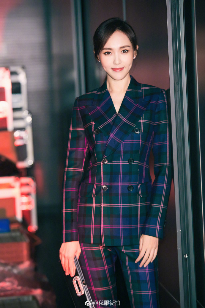 上海美女明星唐嫣私服街拍身着Bally格纹西服套装 5