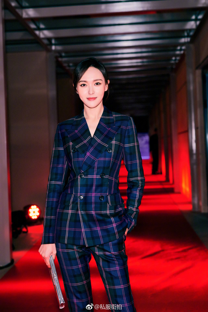 上海美女明星唐嫣私服街拍身着Bally格纹西服套装 6
