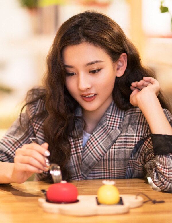内地小花美女明星宋祖儿波浪卷可爱写真 4