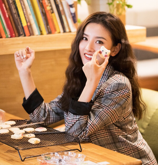 内地小花美女明星宋祖儿波浪卷可爱写真 5
