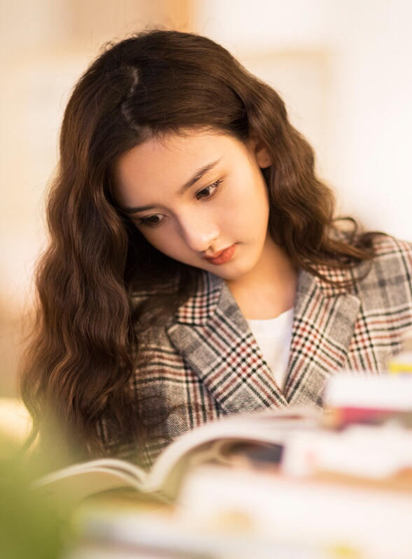 内地小花美女明星宋祖儿波浪卷可爱写真 9