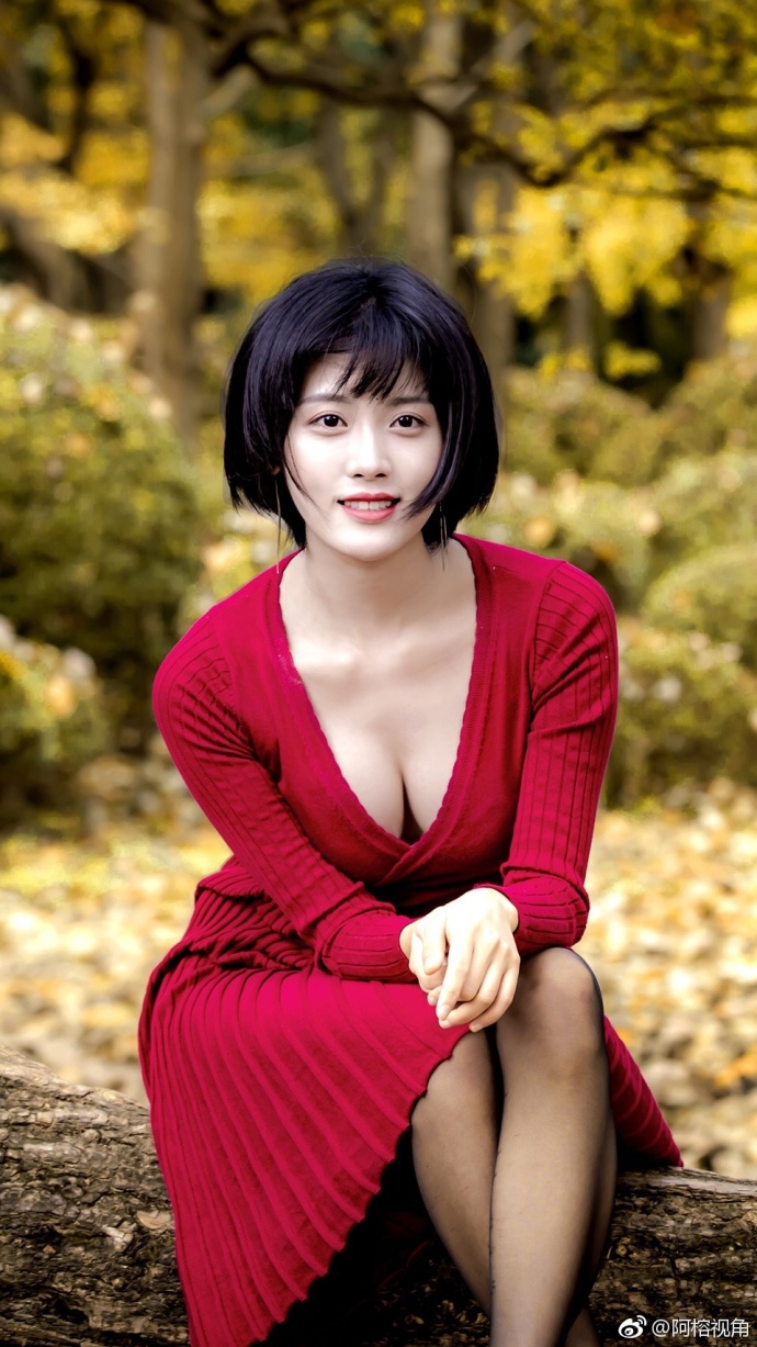 这是一个银杏树下秋天的童话故事美女图片