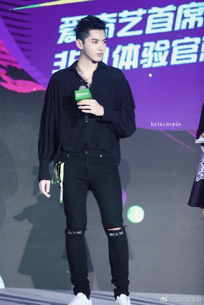 内地小鲜肉男明星帅哥吴亦凡身穿拉风黑色衬衣 8
