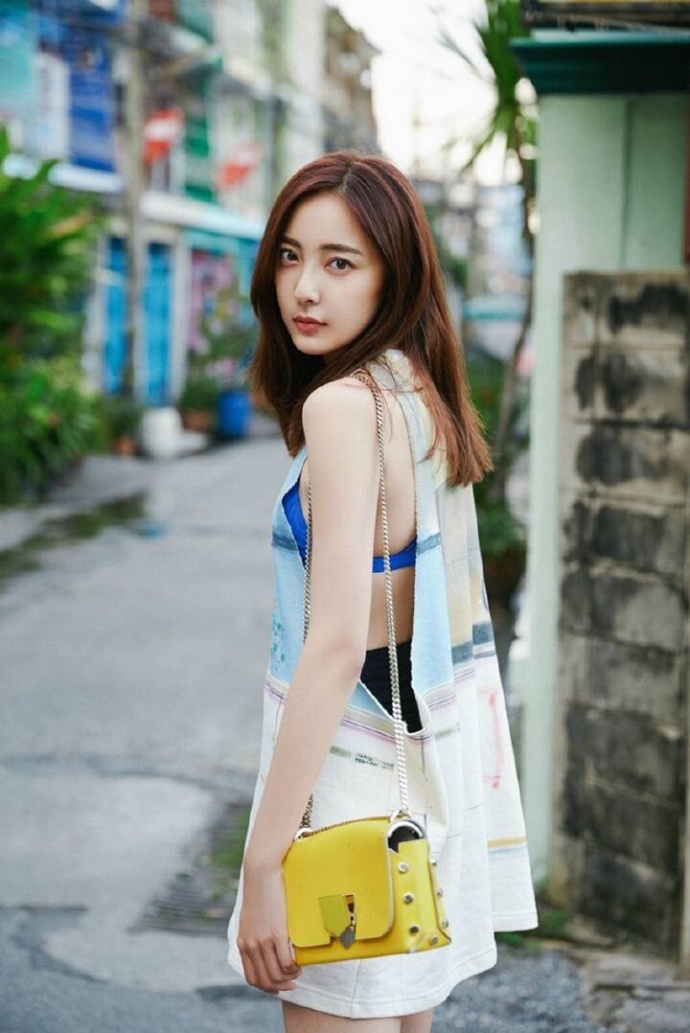 肤白貌美的大腿长美女明星米露图片 2