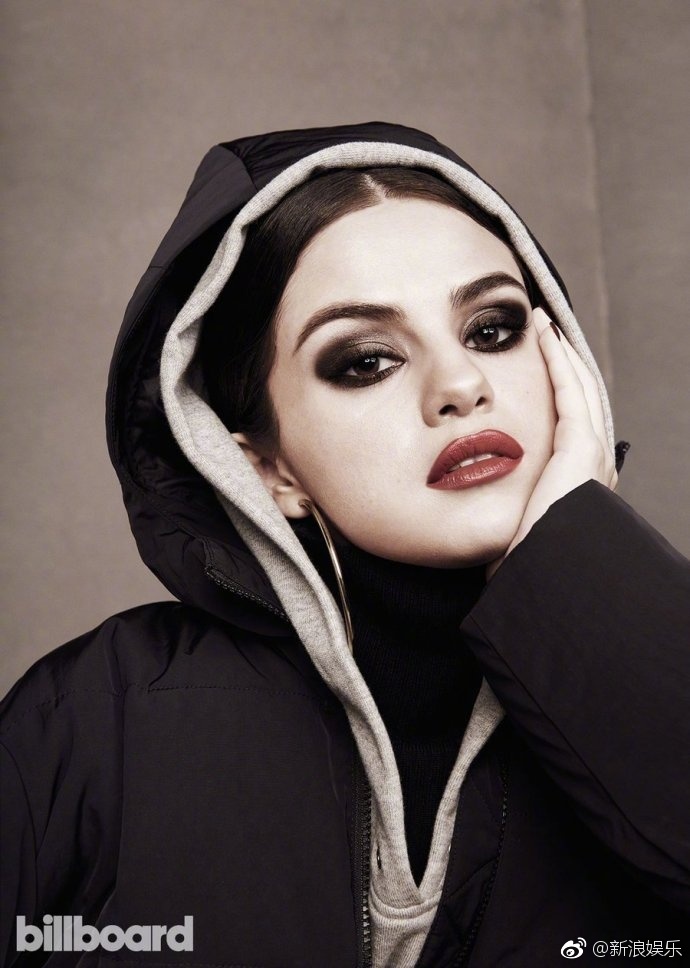 欧美美女明星赛琳娜戈麦斯(Selena Gomez)登上《Bi 6