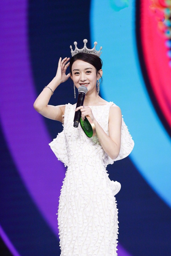 大眼美女明星赵丽颖尖叫之夜白色礼服美呆众人 3
