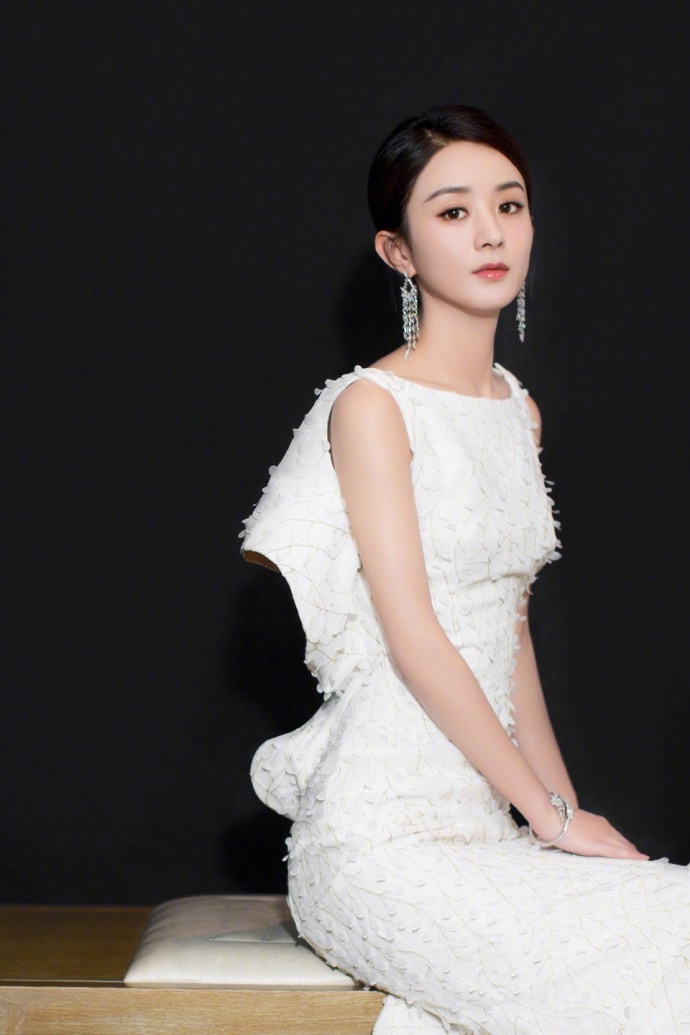 大眼美女明星赵丽颖尖叫之夜白色礼服美呆众人 9