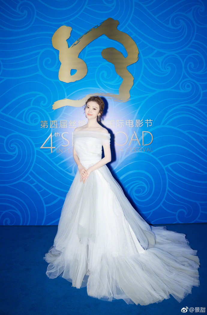 大眼美女明星景甜白色礼服图片 2