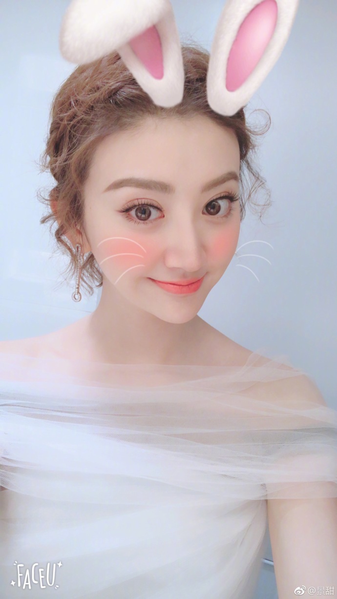 大眼美女明星景甜白色礼服图片 3