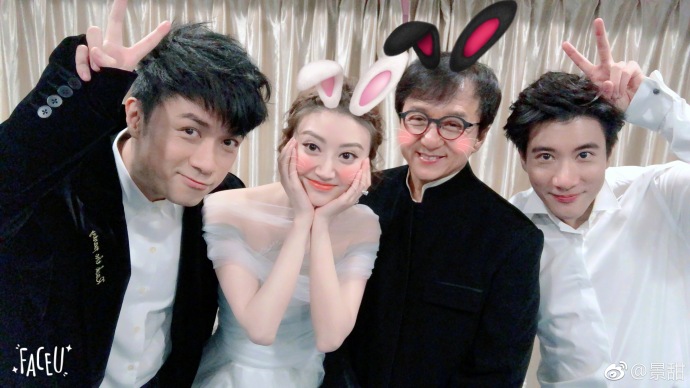 大眼美女明星景甜白色礼服图片 5