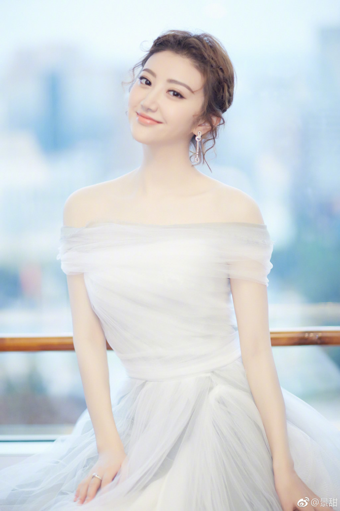 大眼美女明星景甜白色礼服图片 7