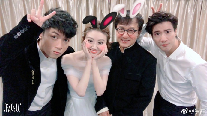 大眼美女明星景甜白色礼服图片 8