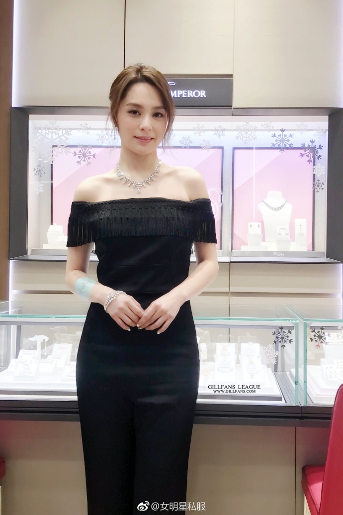 香港美女明星阿娇钟欣潼Galvan London连身裤现身上 4