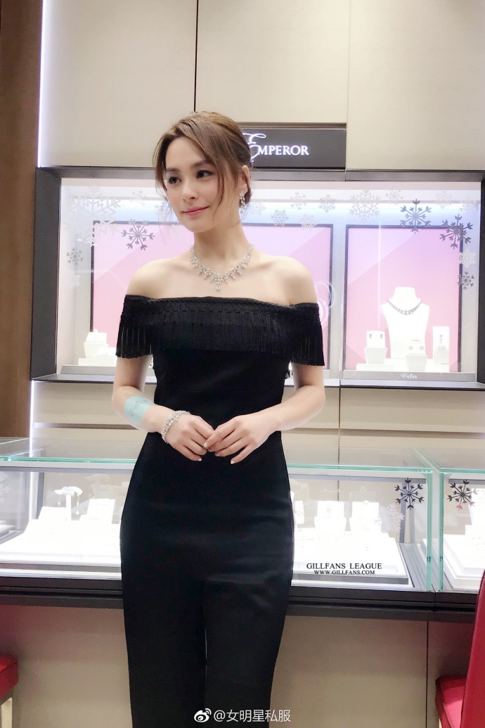 香港美女明星阿娇钟欣潼Galvan London连身裤现身上 5