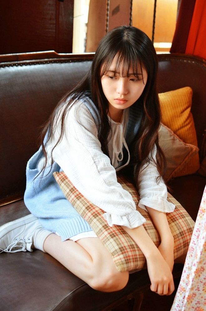 清纯俏皮美女大波浪卷居家写真 3