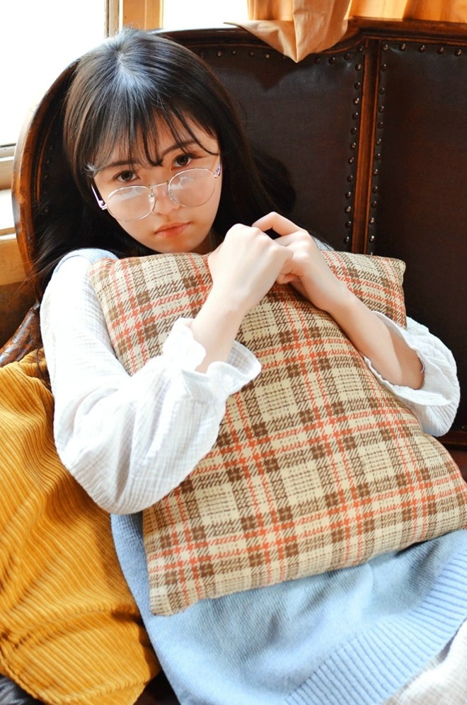 清纯俏皮美女大波浪卷居家写真 4