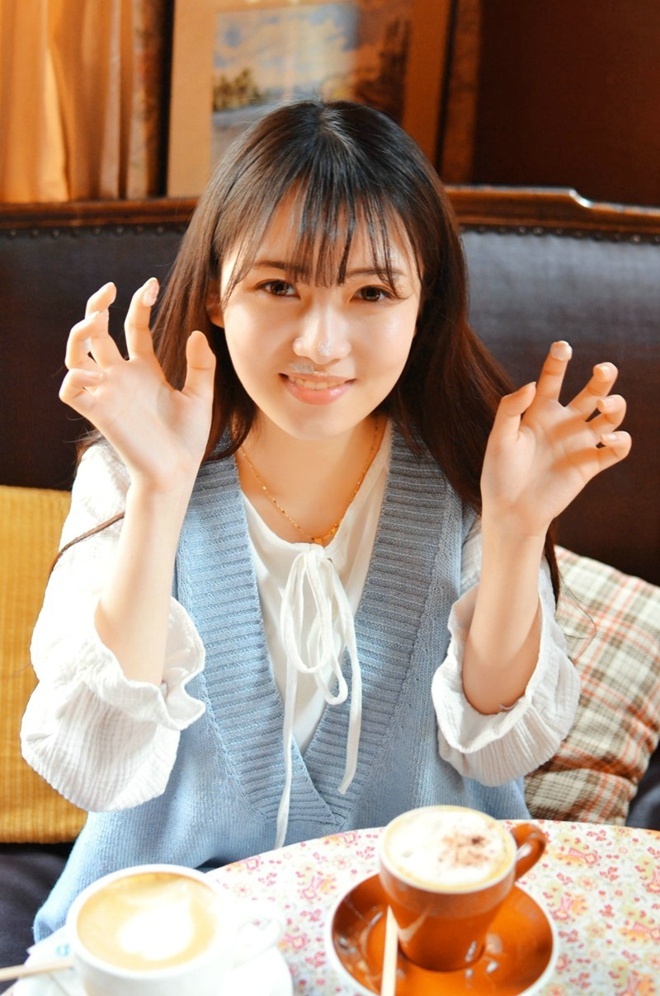 清纯俏皮美女大波浪卷居家写真 5