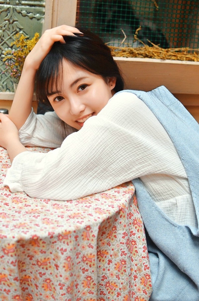 清纯俏皮美女大波浪卷居家写真 7