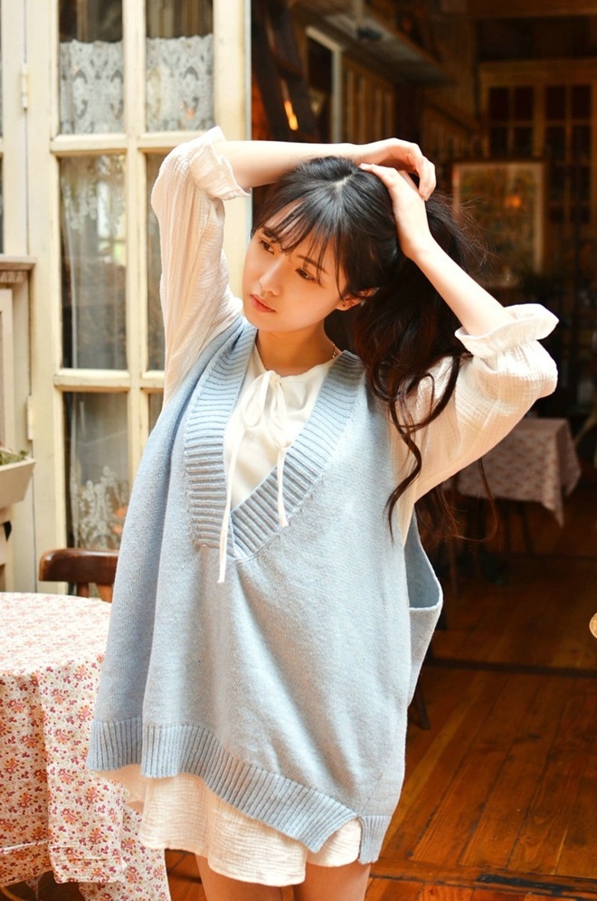 清纯俏皮美女大波浪卷居家写真 8