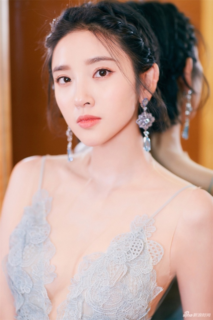 四川美女明星唐艺昕一袭深V礼服大秀性感美背招 3