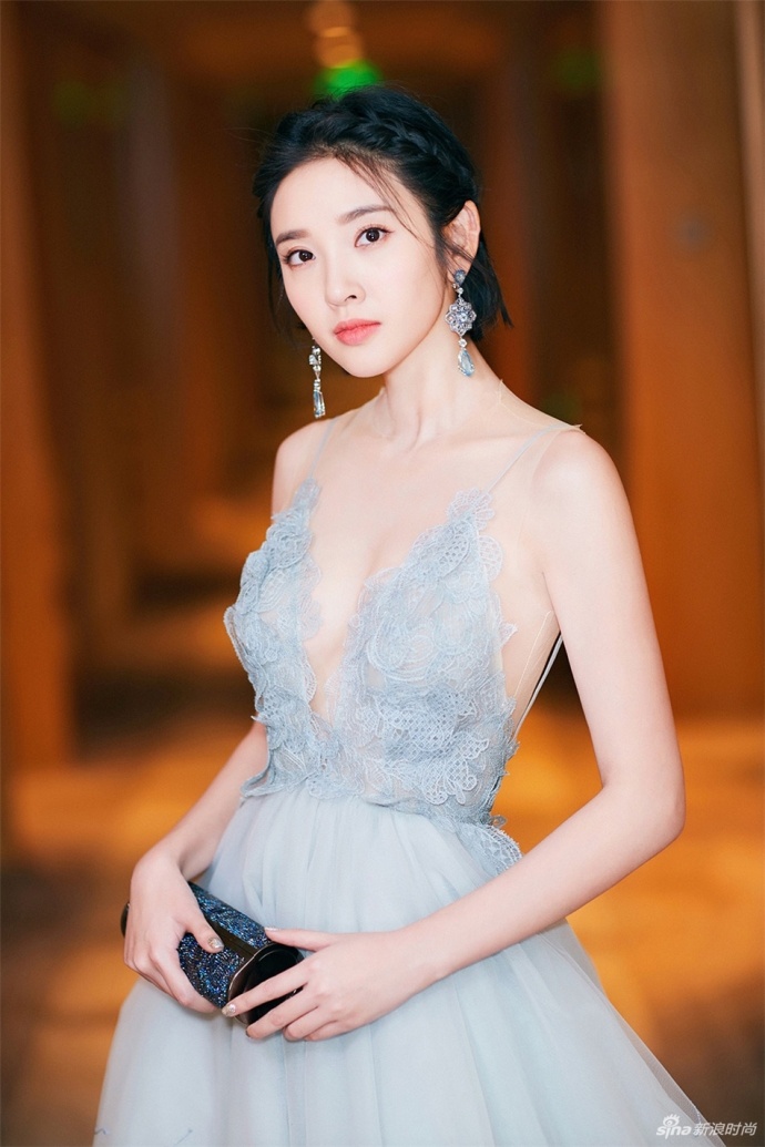 四川美女明星唐艺昕一袭深V礼服大秀性感美背招 4