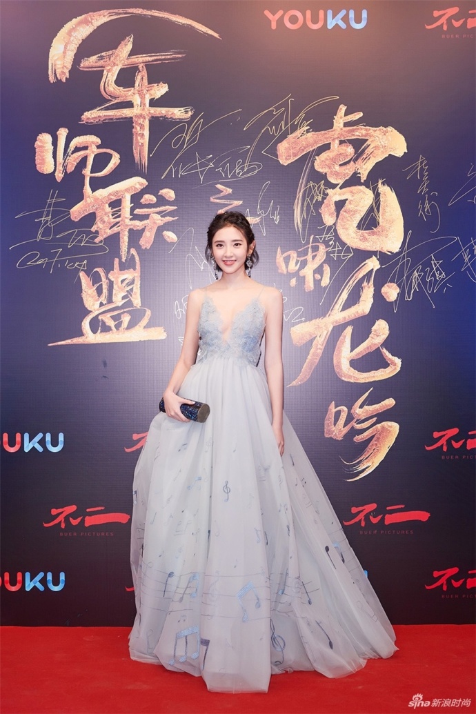 四川美女明星唐艺昕一袭深V礼服大秀性感美背招 5